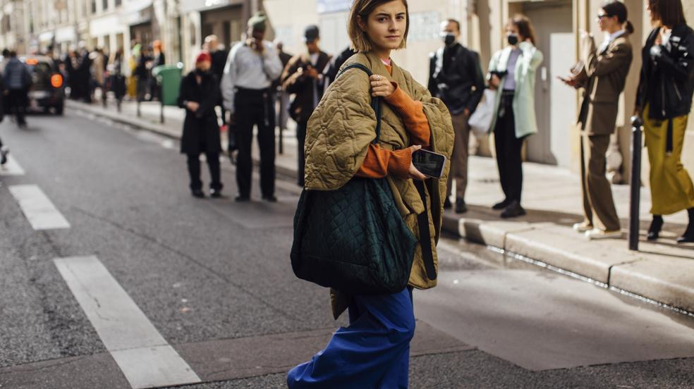 Los pantalones relaxed que adoran las danesas que lucirás en la oficina con blusas y tacones