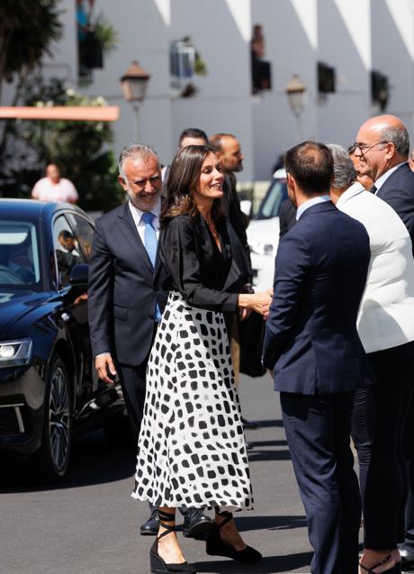 La reina Letizia, a su llegada al colegio de La Palma donde inauguró el curso escolar. (Foto: GTRES).