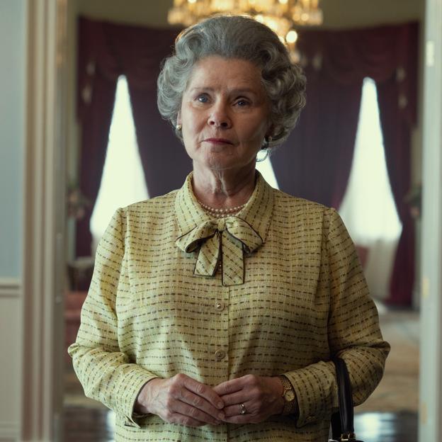 Isabel II interpretada por Imelda Staunton en la quinta temporada de The Crown. 