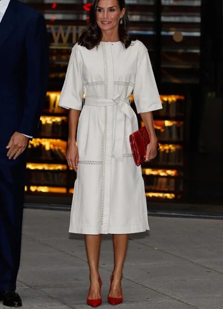 La reina Letizia estrena el vestido más elegante de Massimo Dutti Mujer Hoy