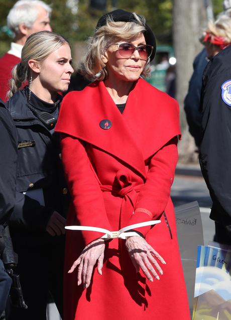 Bajo estas líneas, la actriz y activista Jane Fonda, detenida en una manifestación en 2019. / 