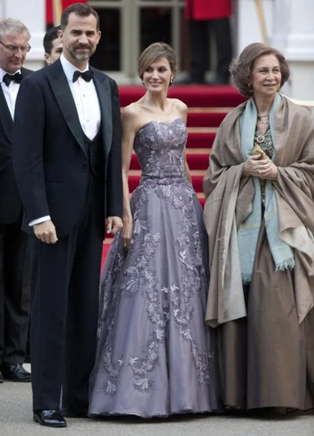 Los 50 looks icónicos de la reina a los | Mujer Hoy