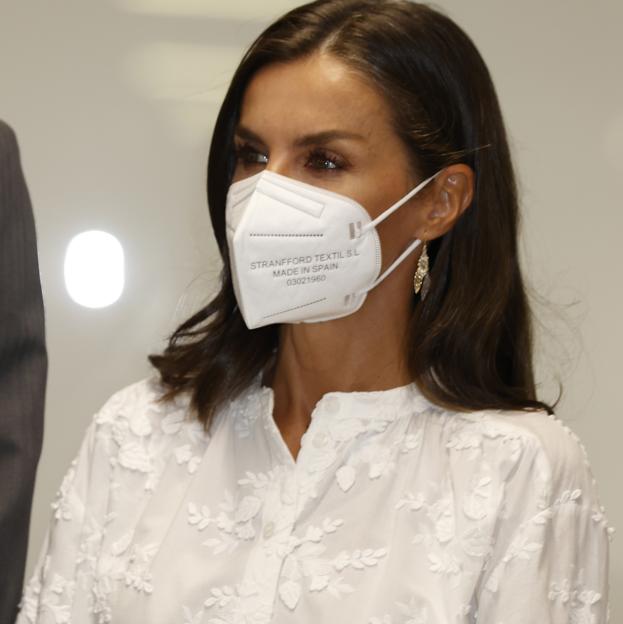 La reina Letizia le roba la blusa a Leonor y la combina con unos pantalones blancos que hacen tipazo y unas sandalias de tacón cómodo