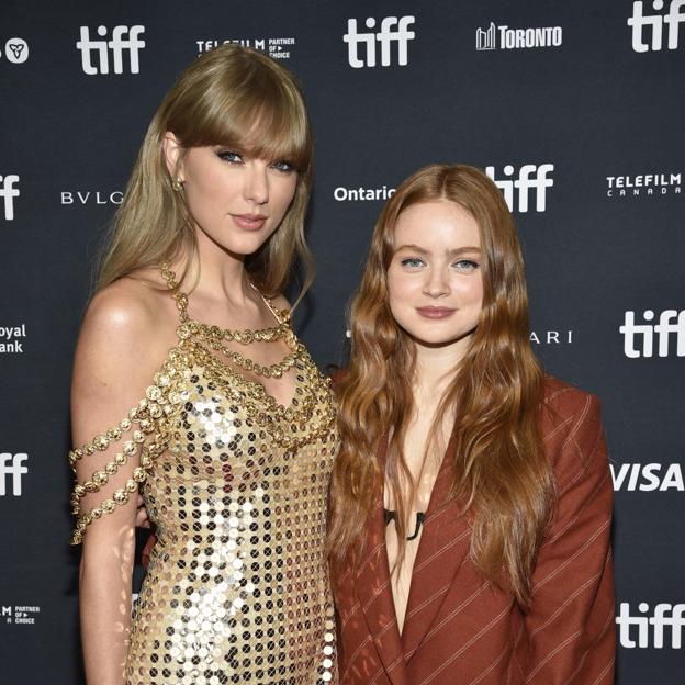 La cantante y productora musical Taylor Swift con la actriz Sadie Sink durante el festival de cine de Toronto.