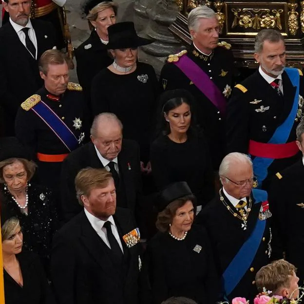 Letizia y Felipe VI, sentados junto a la reina Sofía y Juan Carlos (Marie-Chantal y Pablo de Grecia, marginados a la última fila): el poder de influencia de las casas reales, según su posición en el funeral de Isabel II