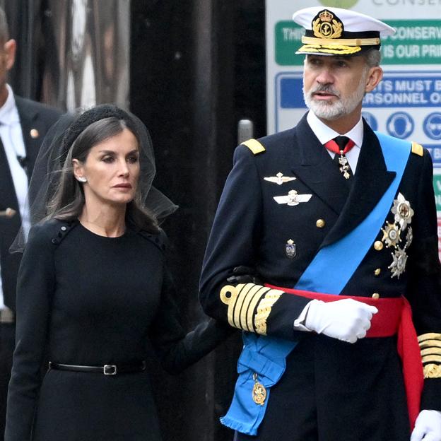 De negro y con tocado: los detalles del elegante look de la reina Letizia en el funeral de Isabel II