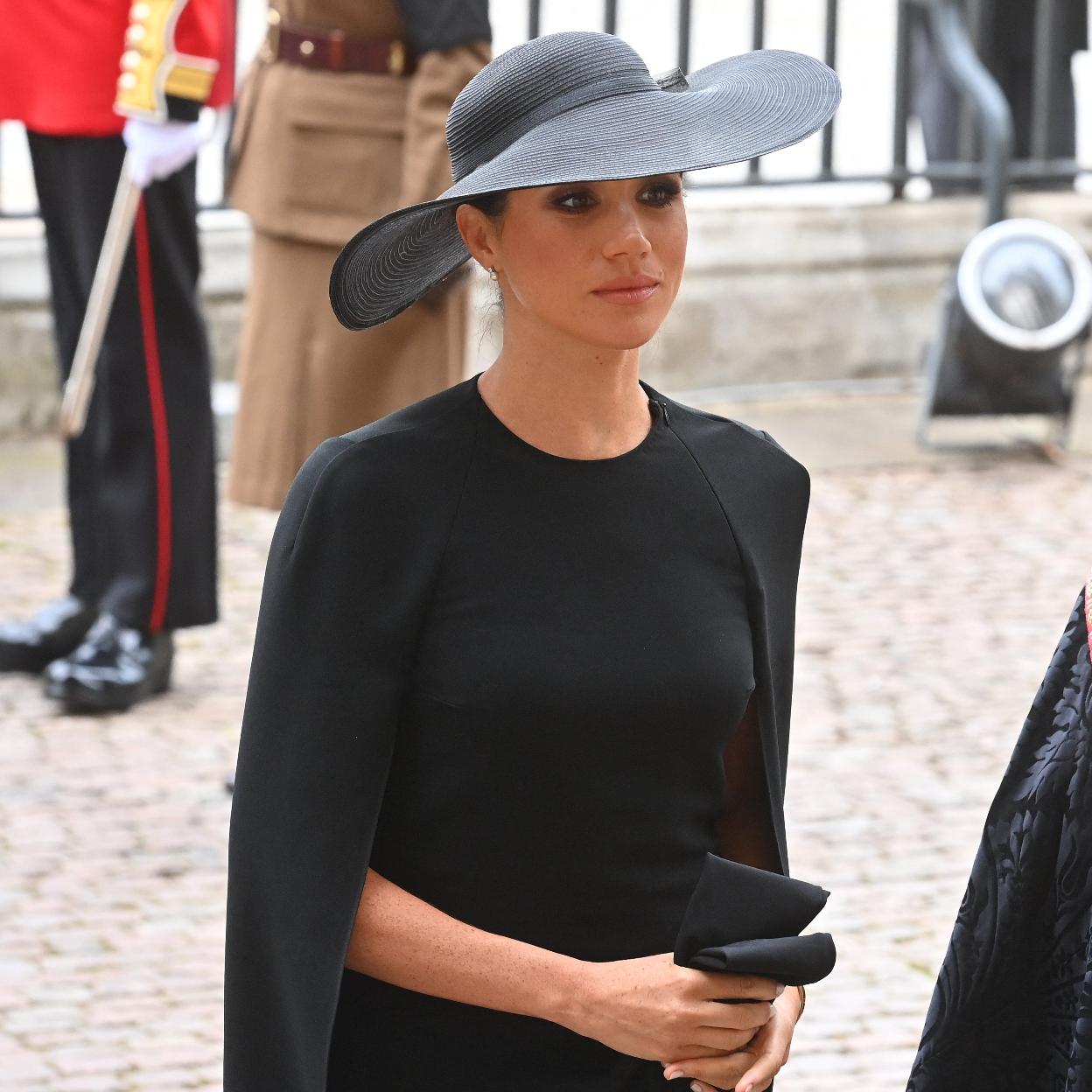 Meghan Markle asistió al funeral de la reina Isabel II en un discreto segundo plano y con el luto más riguroso que se vio en las 'royals' la familia real. /gtres