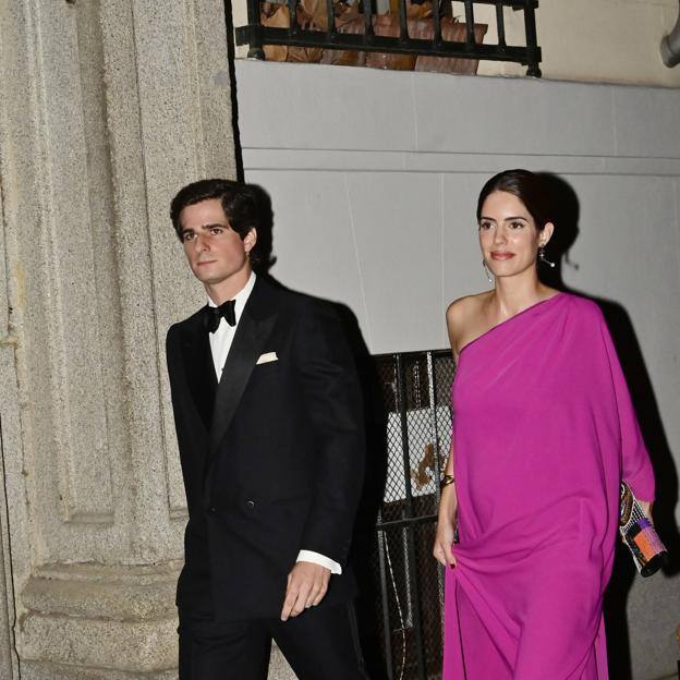 Los duques de Huéscar, Fernando Fitz-James Stuart y Sofía Palazuelo, entrando al 82 cumpleaños de la princesa Ira de Fürstenberg.