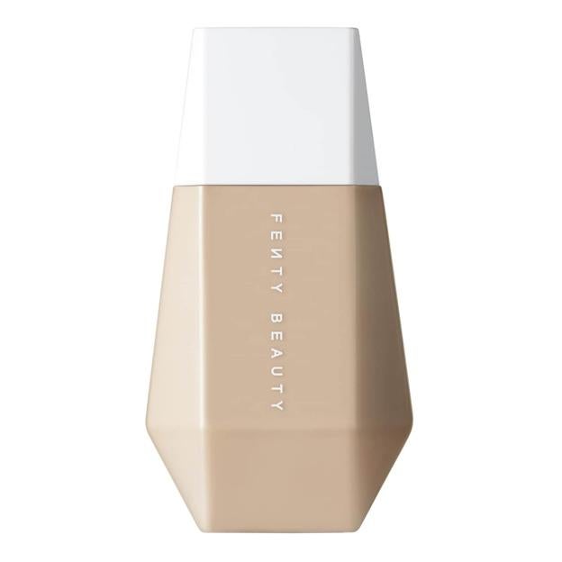 Eaze Drop Base de maquillaje efecto difuminado de Fenty Beauty.