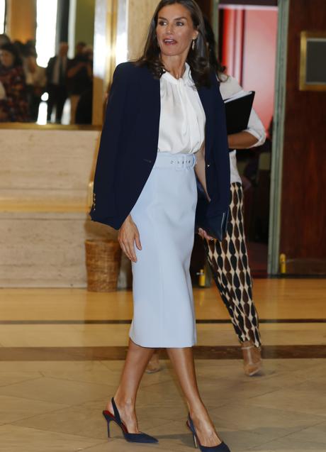 Evacuación Mentor Narabar La reina Letizia repite su falda midi favorita y está en Zara por menos de  16 euros | Mujer Hoy