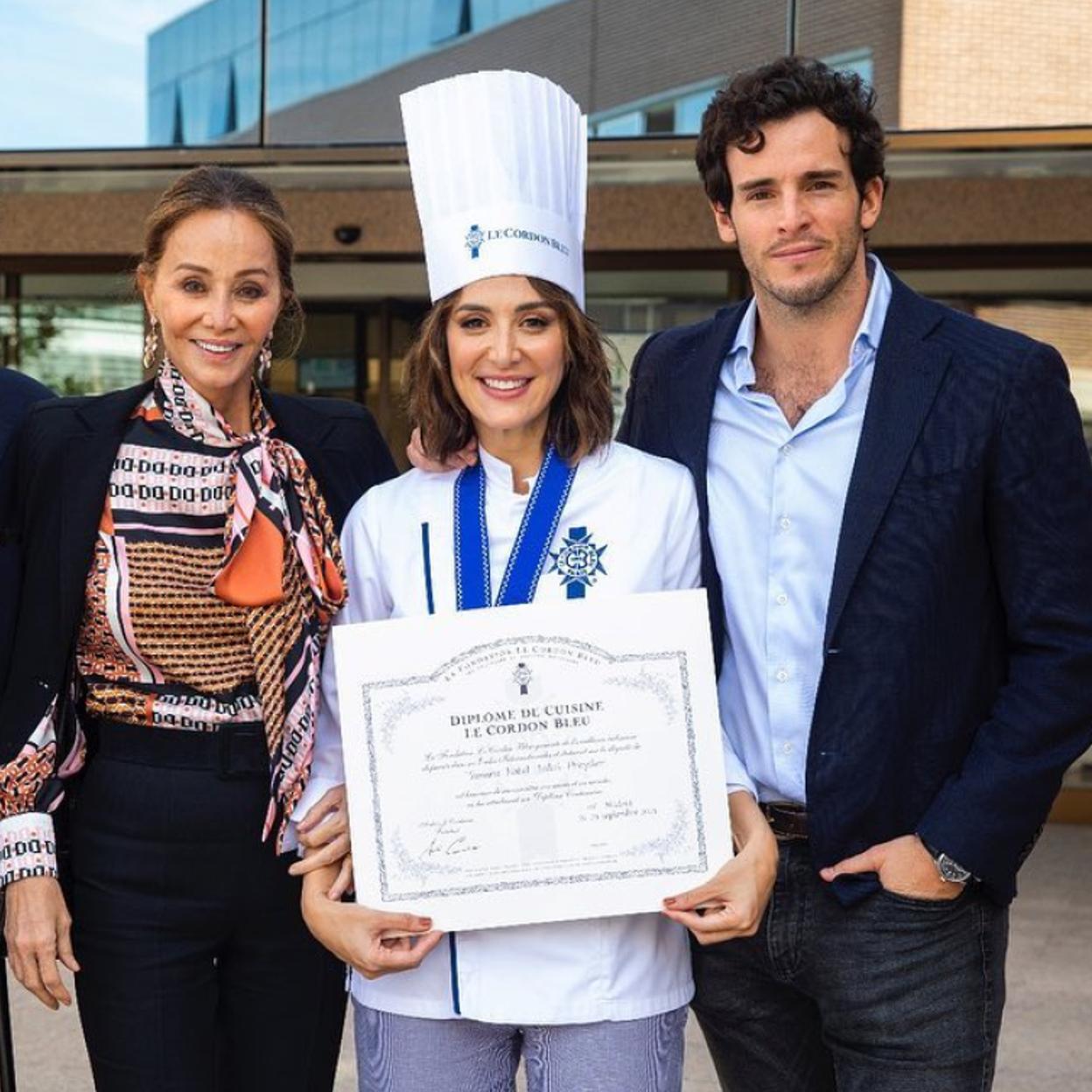 Tamara Falcó junto a su madre, Isabel Preysler y su ex novio, Íñigo Onieva. /INSTAGRA