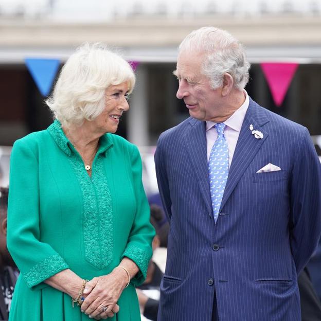 La reina consorte del Reino Unido, Camilla Parker Bowles, y su marido, Carlos III.