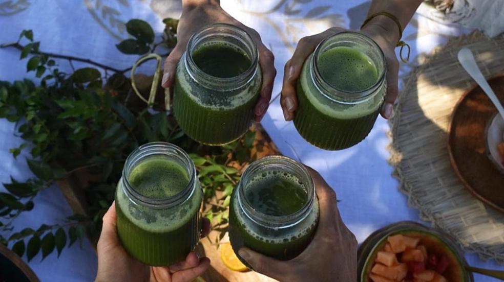 Estos 20 alimentos reducen la retención de líquidos y ayudan a bajar la hinchazón