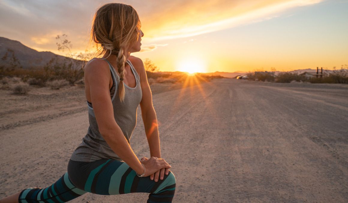 Upavistha Konasana, la postura de yoga del ángulo abierto que alarga los músculos de las piernas y mejora la movilidad de las caderas