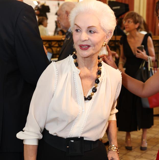 El look de Carolina Herrera con los pantalones de Zara más vendidos que rejuvenecen, estilizan y sientan bien a cualquier edad