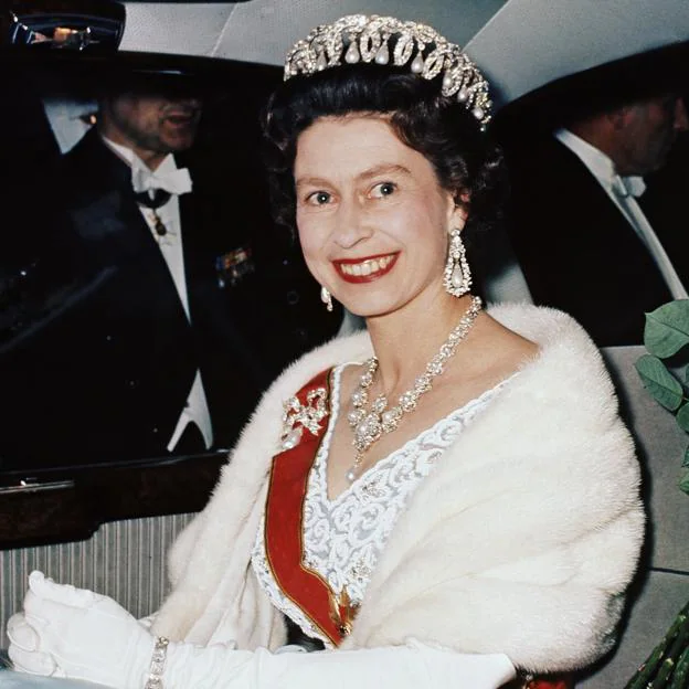 Quién se quedará con la verdadera herencia millonaria de Isabel II tras su muerte: más de 300 joyas de lujo sin dueña