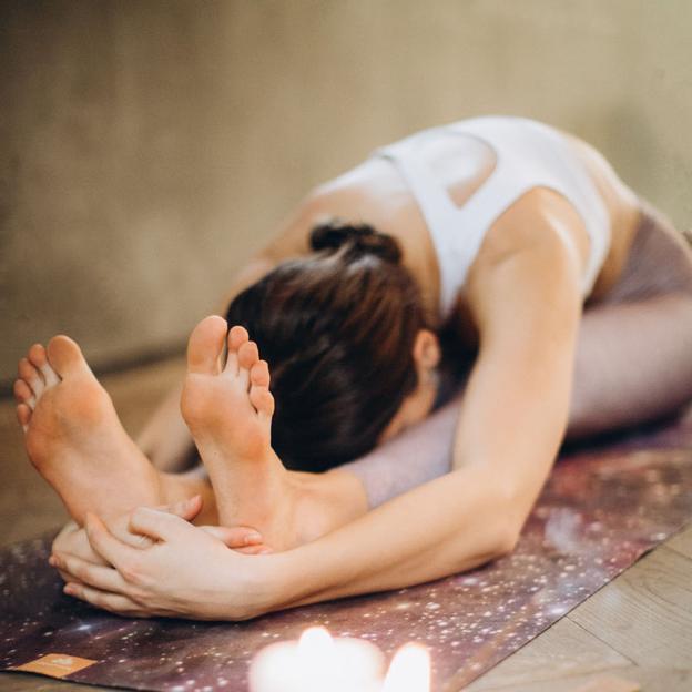 Padahastasana, la postura de yoga que te pone los abdominales y los brazos de la reina Letizia