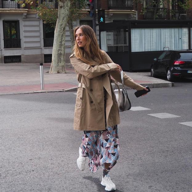 Las influencers dicen que esta gabardina es la más cómoda, ponible y atemporal