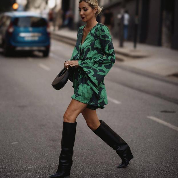 Ser la mejor vestida este otoño es fácil con los vestidos estampados de Mango que mejor sientan con botas