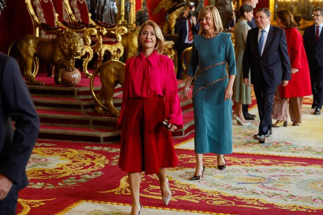 Los looks del besamanos en el Palacio Real: Raquel Sánchez y Pilar Alegría