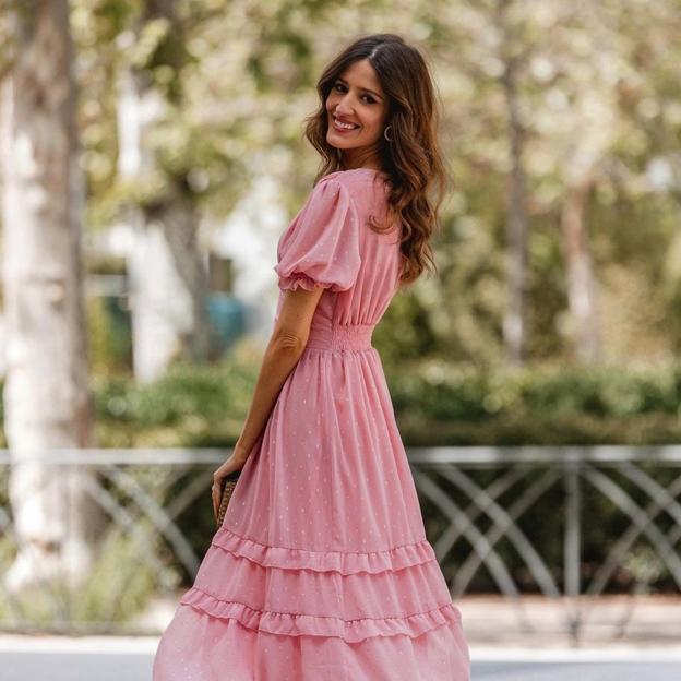 Zara tiene el vestido rosa que todas las invitadas de otoño quieren en su armario para reutilizar luego con botas altas