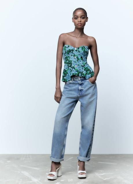 Top floral con volante y botones joya