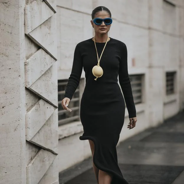 Así es el vestido negro de Zara más versátil por 25 euros que te obsesionará esta temporada | Mujer