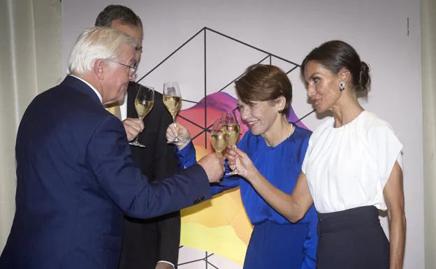 Los reyes de España, el presidente federal de Alemaniay su esposa brindan con champán en la recepción oficial en la Feria del Libro de Frankfurt.