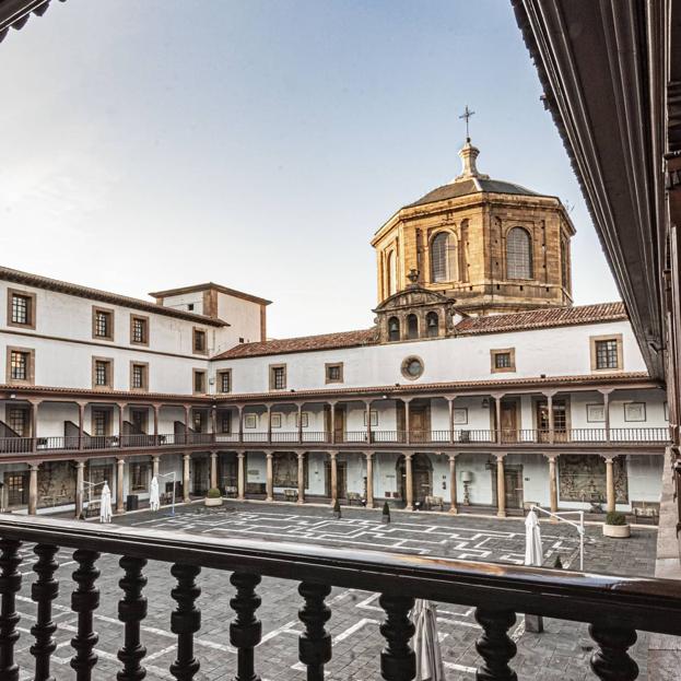 Vista del patio interior con la capilla al fondo del Hotel de la Reconquista