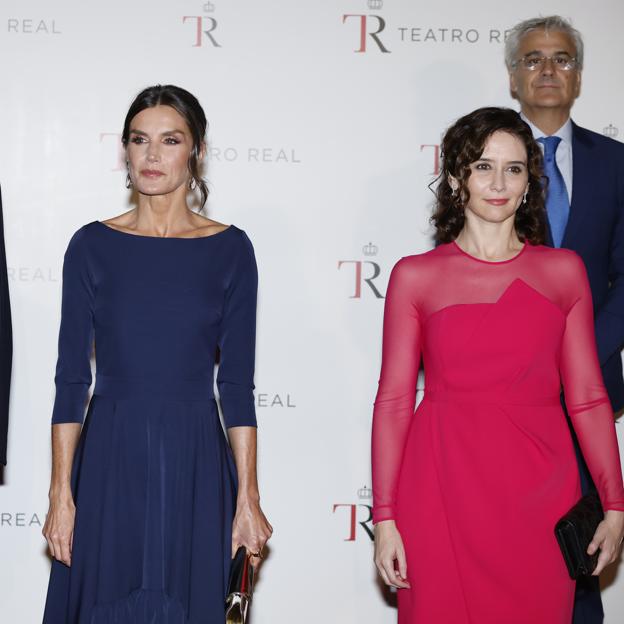 Isabel Díaz Ayuso compite en glamour con la reina Letizia con un vestido rosa made in Spain precioso