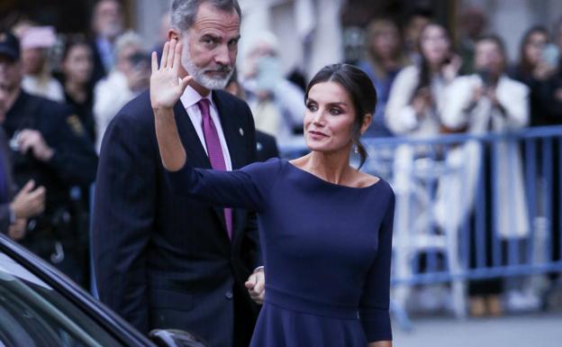 Los reyes, a su llegada al Teatro Real, donde inauguraron la temporada de ópera con 'Aída', de Verdi. 