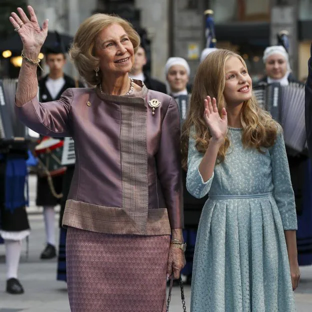 La reina Sofía y Paloma Rocasolano acuden siempre a los Premios Princesa de Asturias a apoyar a Leonor: ¿por qué nunca se fotografían juntas?