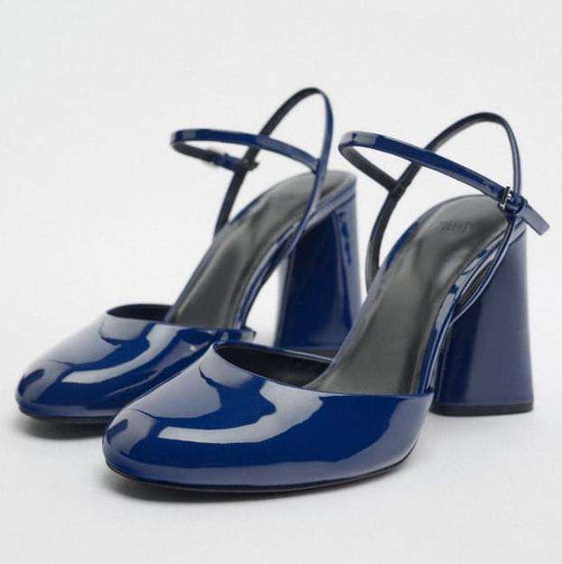 Los zapatos de Zara son de color azul.