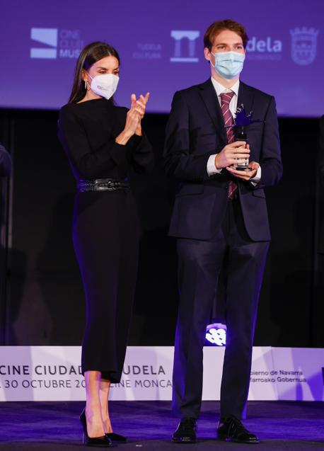 La reina Letizia junto a Jorge García Berlanga en la edición de 2021 del Festival de Cine Ópera Prima de Tudela. Foto: Gtres