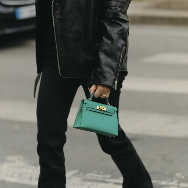 Cuatro looks de 'street style' que demuestran que este es el bolso de lujo  que combina con todo