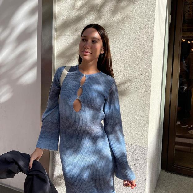 El vestido de punto más cómodo y calentito que llevan las influencers con el corte cut-out de moda