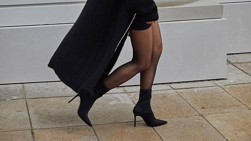 botines negros de tacón elegantes que combinan con todo y estilizan el cuerpo | Mujer Hoy