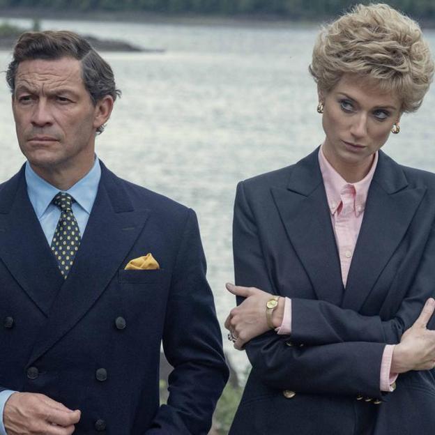 Emily Debicki y Dominic West en la quinta temporada de The Crown.