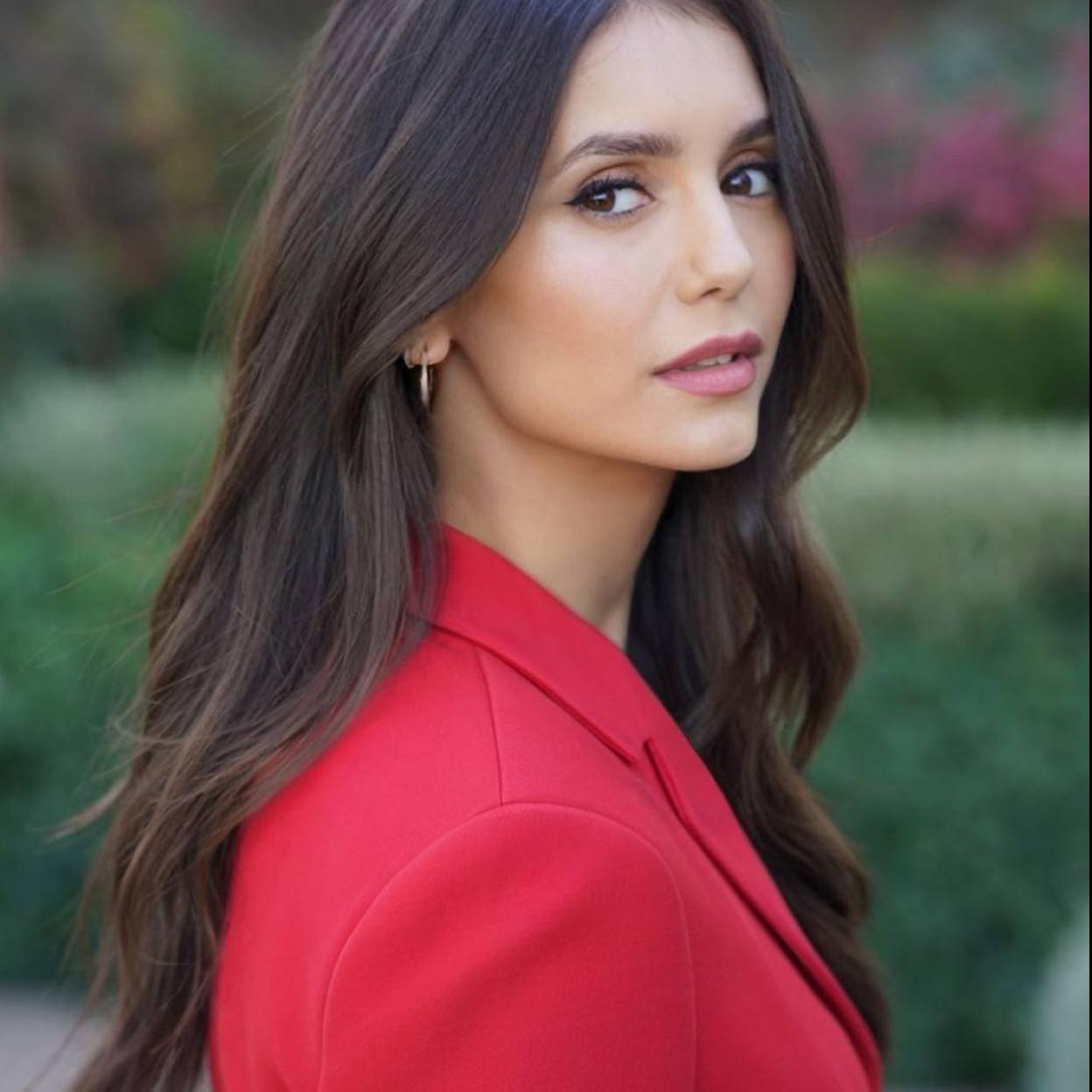 Si quieres la melena perfecta de Nina Dobrev debes usar estas mascarillas virales que transformarán tu pelo/@PETERLUXHAIR