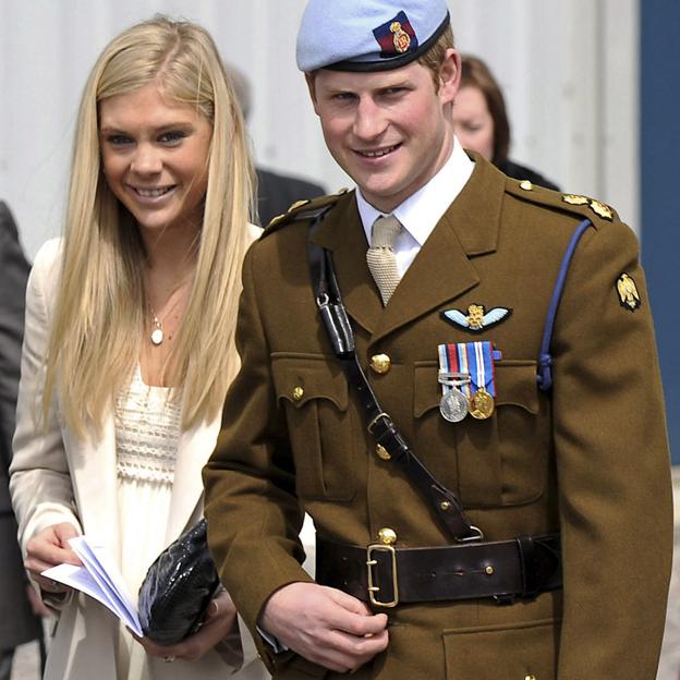 El príncipe Harry y Chelsy Davy en una foto de archivo.