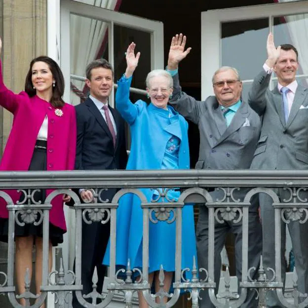 La familia real danesa saludando desde el balcón.