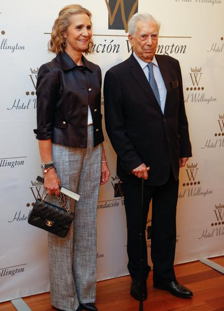 La infanta Elena junto al escritor Mario vargas Llosa.