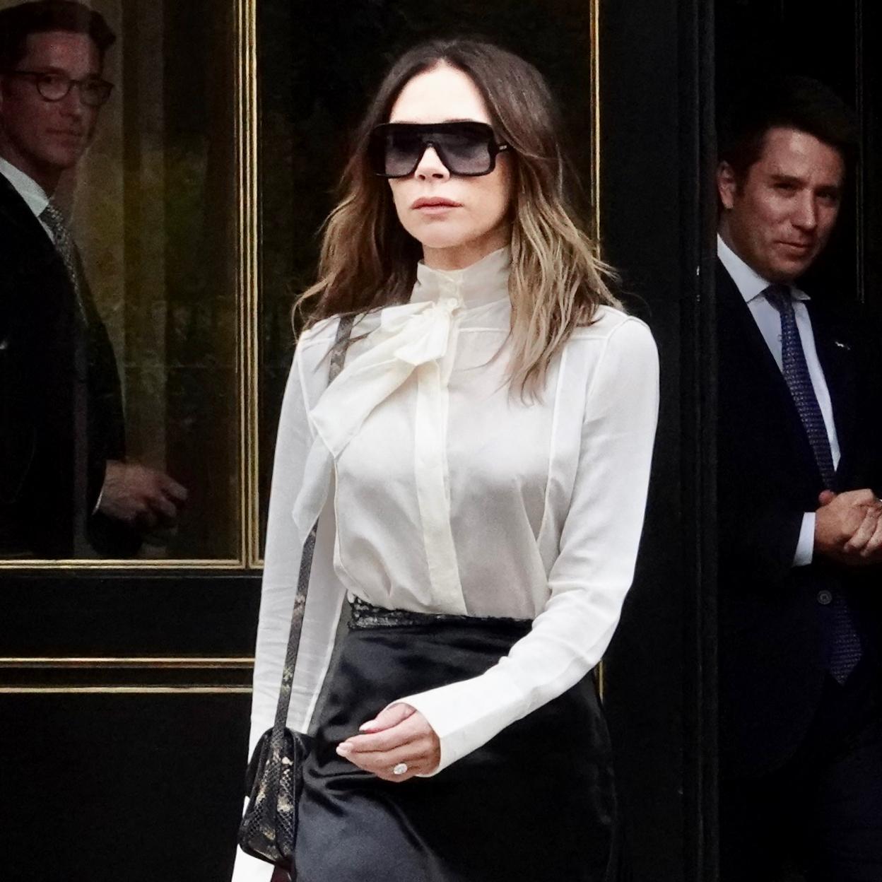 Victoria Beckham recurre mucho al color negro para sus looks./gtres