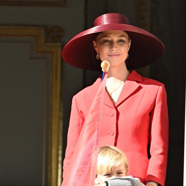 Beatrice Borromeo es la mejor vestida del Día Nacional de Mónaco: el espectacular look de invitada rojo con el que ha triunfado