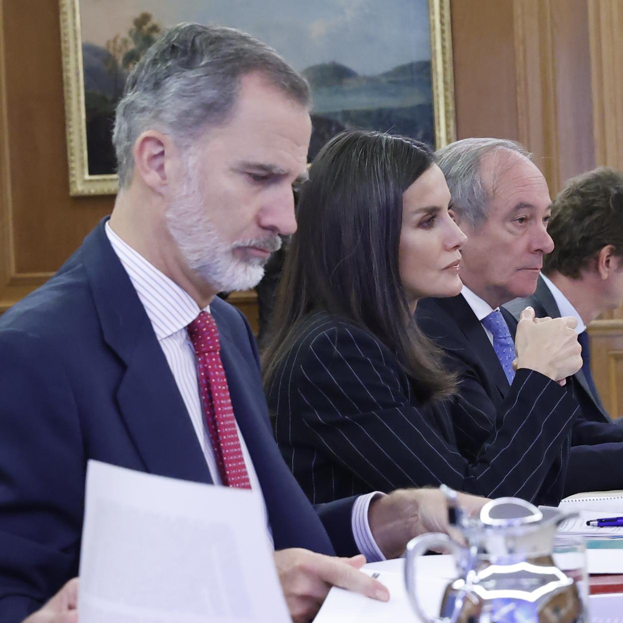 La reina Letizia ha usado el traje de rayas en su última reunión./gtres