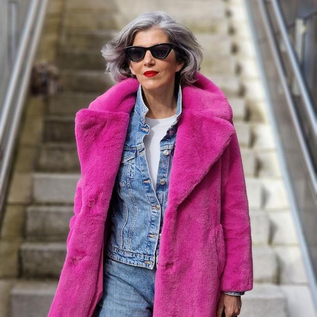 El abrigo de pelo rosa de Bershka que usan las mujeres de más de 50 para rejuvenecer un total look en denim