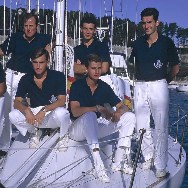 El príncipe Felipe y unos compañeros sobre un barco. /gtres