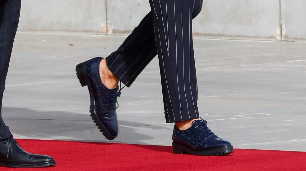 quiero Tentáculo Elevado Los zapatos de cordones cómodos, elegantes y ponibles para copiar el  calzado plano favorito de la reina Letizia | Mujer Hoy
