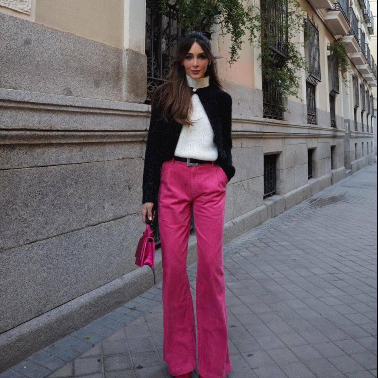 Así se llevan los pantalones rosas que llevan las influencers
