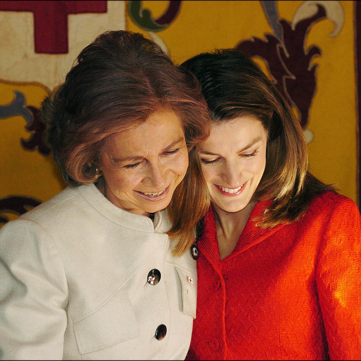 La reina Sofía abraza a la princesa de Asturias durante la «Fiesta de la banderita»./gtres